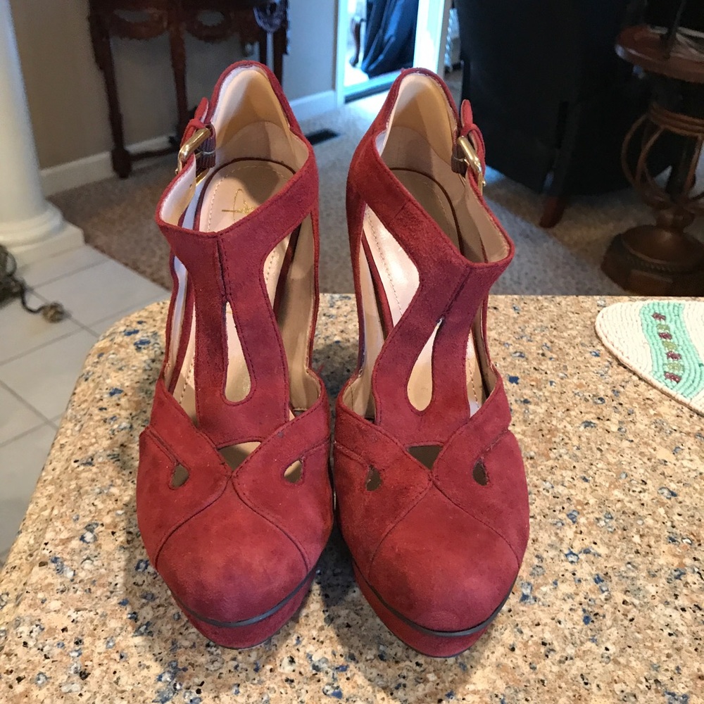 B. Makowski burgundy suede heels